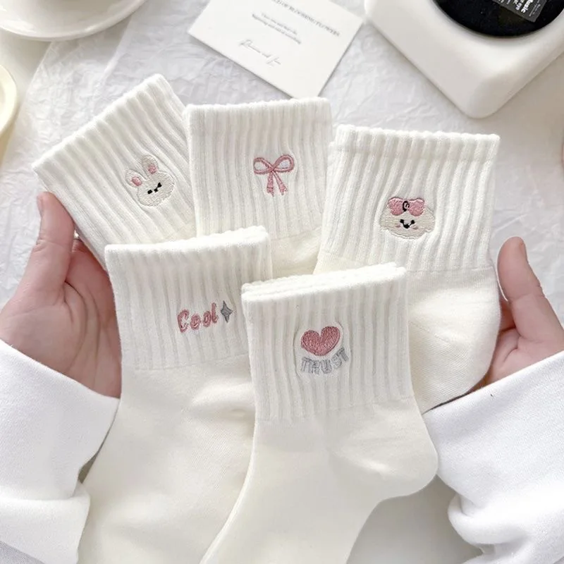 5 pares de calcetines bonitos de estilo coreano para niñas, calcetines de tubo medio con bordado de dibujos animados rosas transpirables de primavera, calcetines blancos con agarre para mujer 2025