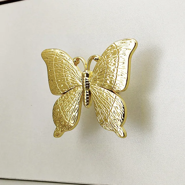 

Ручка ящика в форме бабочки из цинкового сплава с одним отверстием цвета античной меди — для использования в бытовых шкафах и гардеробах.