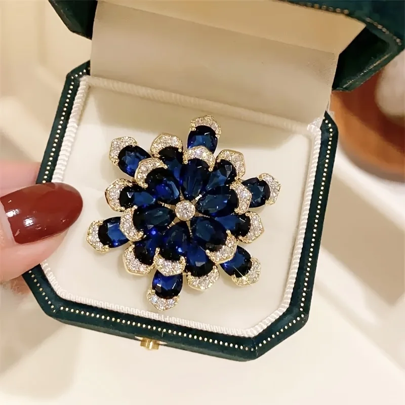 Luxuriöse blaue mehrschichtige Blumenbrosche, stark mit Strass besetzte Blumen-Anstecknadel, elegante Damen-Anstecknadel für Anzug, Mantel und Schal. – Detail 2
