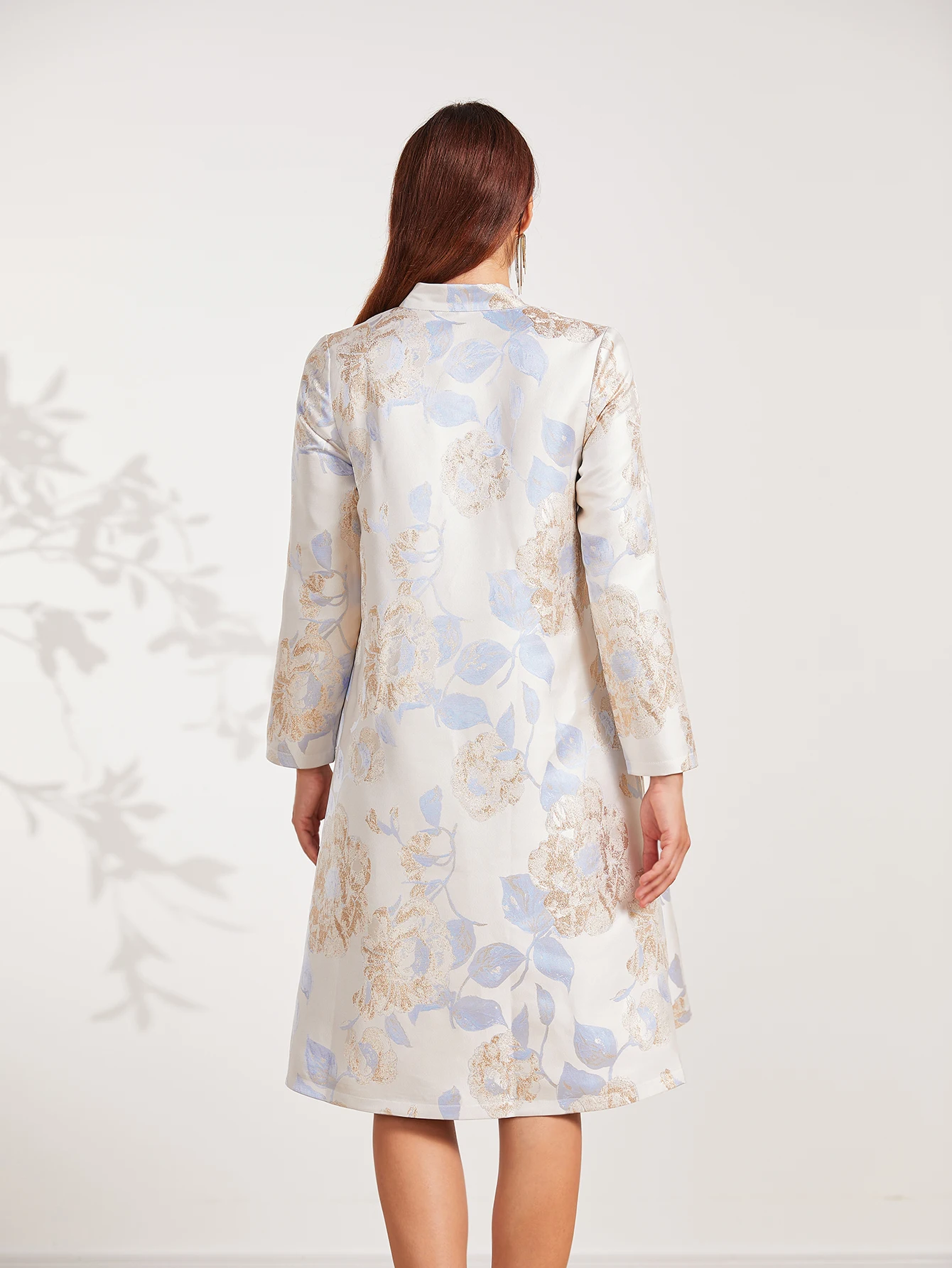 Eleganter langer Damenmantel, exquisiter und luxuriöser Mantel im Herbst-Winter-Stil, professionelle Hemdkleidung im Anzugstil