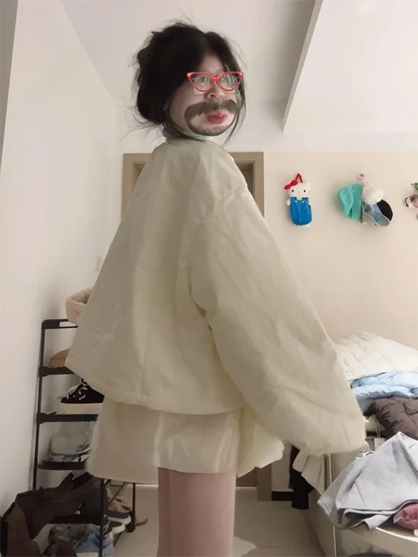 

Элегантный комплект из двух предметов: свободная хлопковая куртка с длинными рукавами и юбка А-силуэта с завышенной талией. Модный повседневный наряд для осени и зимы.