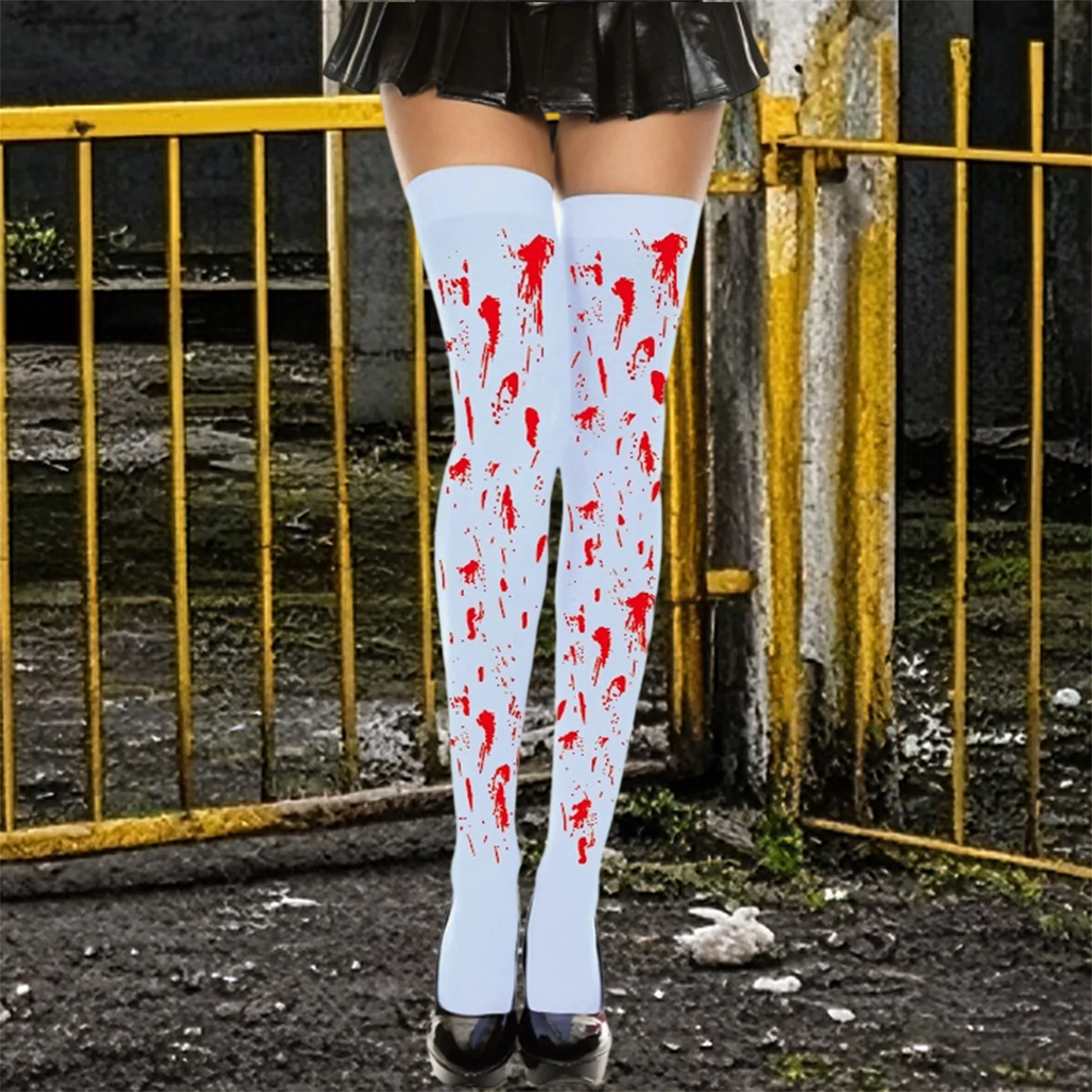 جوارب نسائية عالية من الدانتيل باللون الأسود القوطي مع تصميم بقع الدم لزي حفلات الهالوين التنكرية