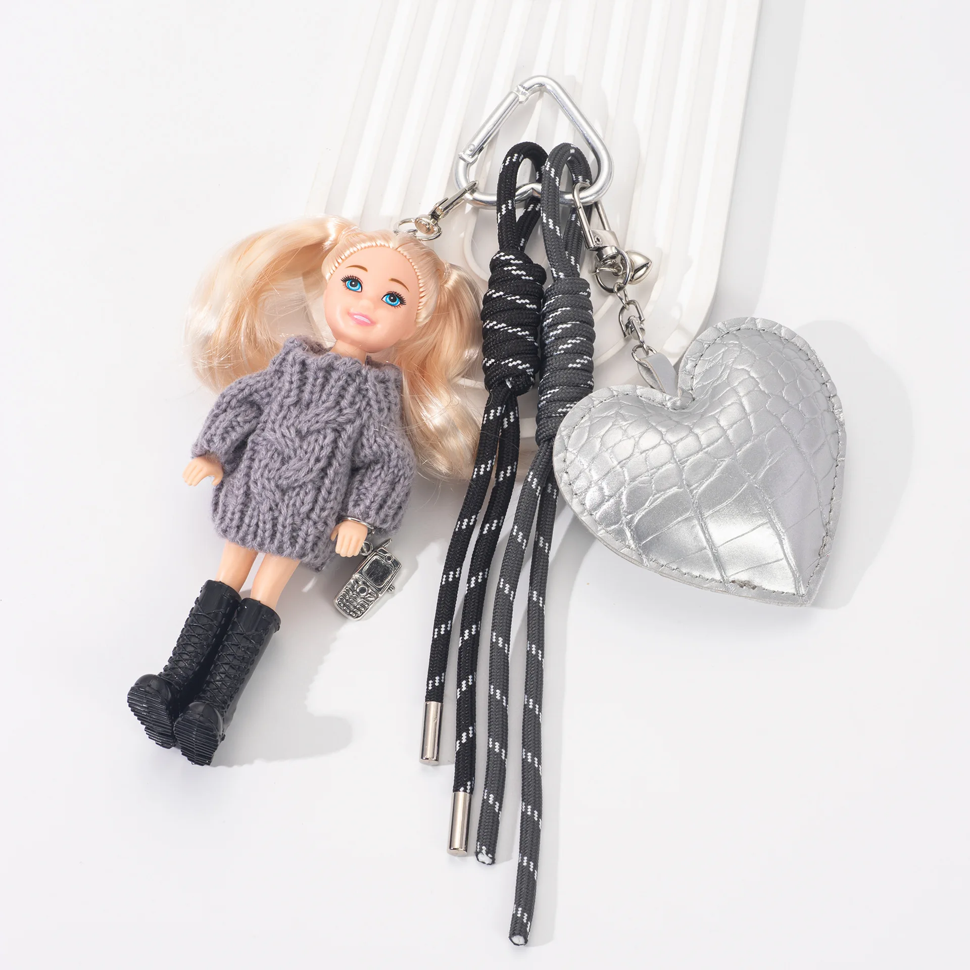 

Корейская версия милого аниме-лица для девочек, кукла-принцесса, брелок, кулон, модный свитер, платье, сумка для девочек, декор, милый подарок