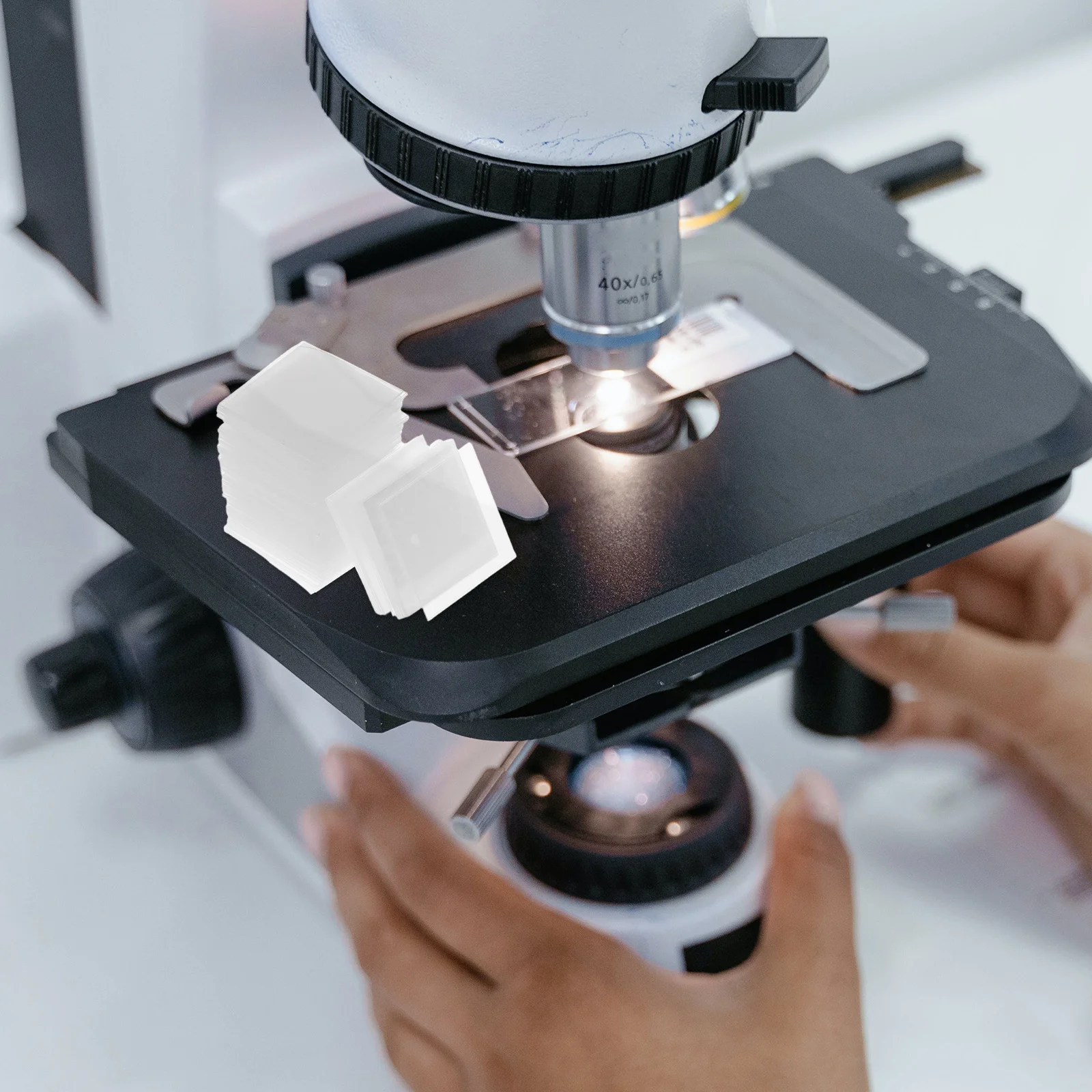 

400Pcs Microscope Cover Slips Precleaned 22mm Square High Transparency Smooth Edge Glass Covers for Lab Research Slide Analysis