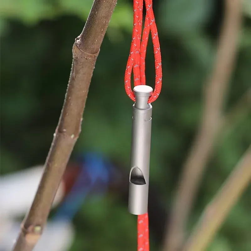 Leichte, tragbare Überlebenspfeife, Outdoor-Camping-Überlebenspfeife mit Trageband aus reinem Titan