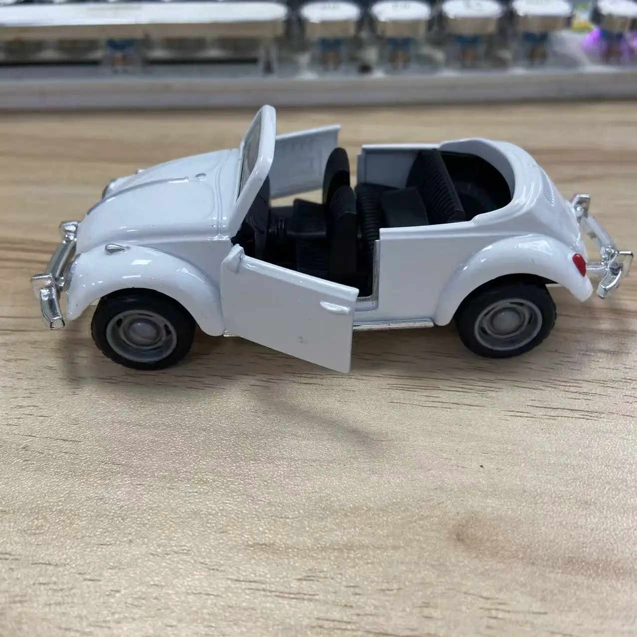 1 Stück, im Beutel verpacktes, klassisches, im Vintage-Stil gehaltenes, aus Zinklegierung gefertigtes Automodell, Retro-Roadster, mit Rückziehfunktion, aufklappbare Seitentüren. – Detail 33