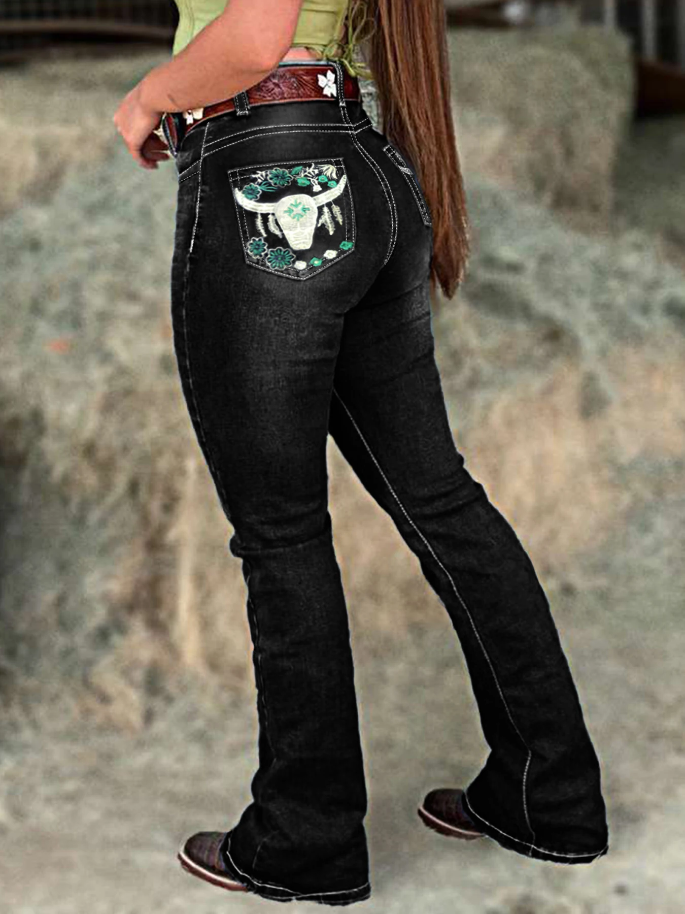 جينز نسائي عالي الخصر بتصميم رأس الثور على الجيب الخلفي، جينز Y2K أسود/رمادي مغسول.