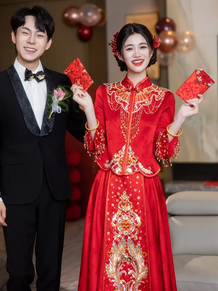 

New Chinese-style wedding attire dress for brides and toasting