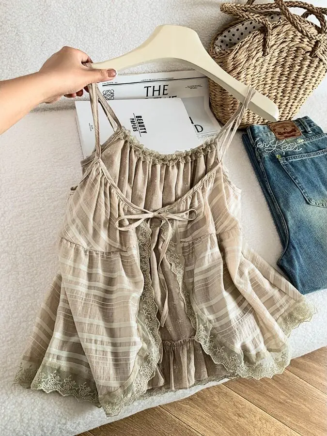 

Женский летний комплект из двух предметов: топ-халтер с цветочным кружевом и поясом, дышащий хлопковый топ с V-образным вырезом и многослойная верхняя одежда