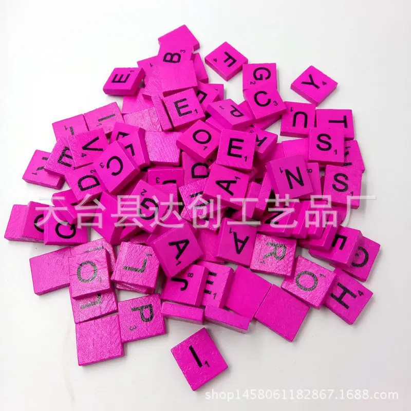 Uma variedade de 26 quadrados coloridos de pinho do alfabeto inglês, quebra-cabeças de educação infantil, lascas de madeira do alfabeto europeu