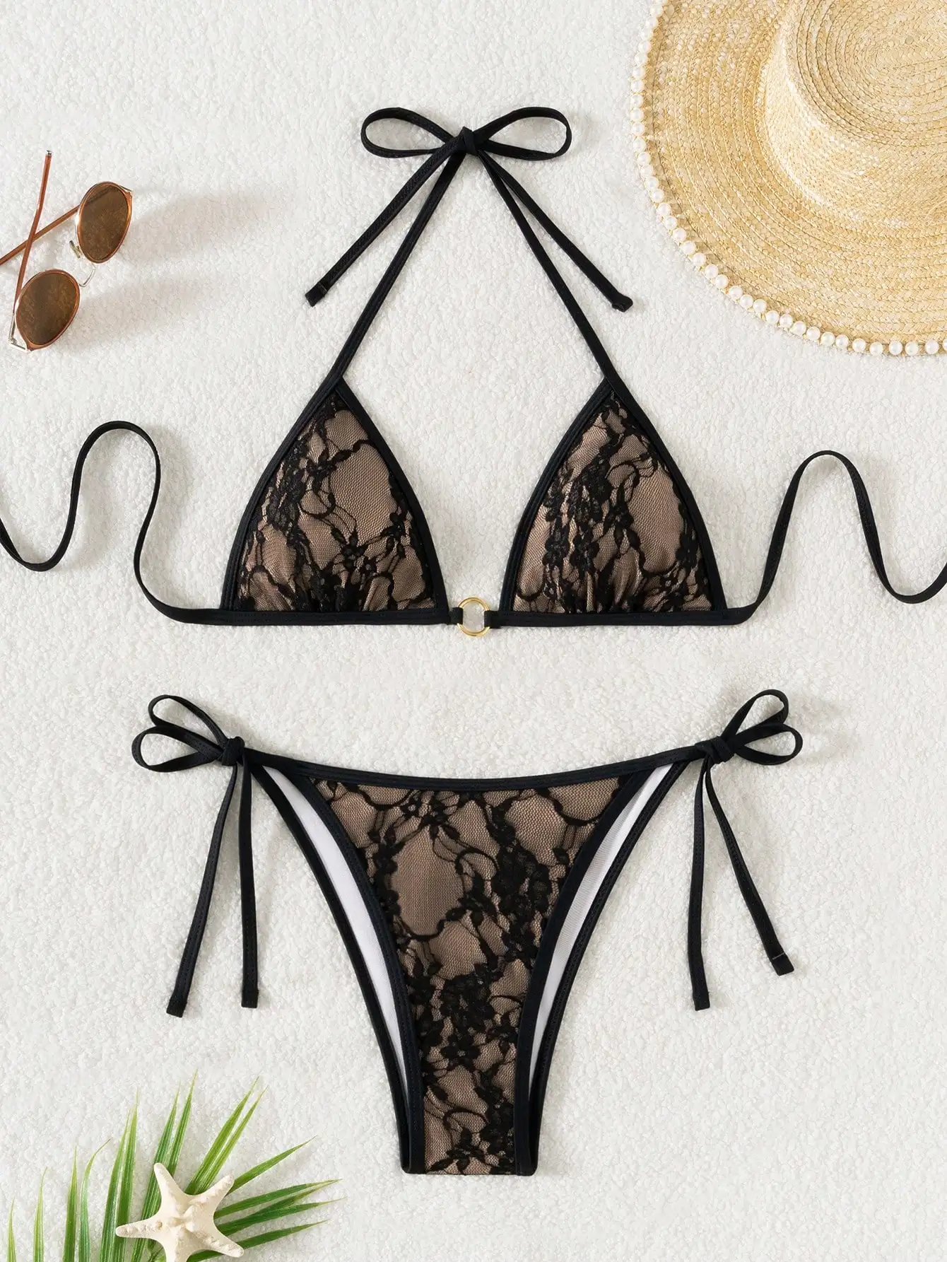 

Черный кружевной комплект бикини с треугольными чашечками и завязками-бантиками