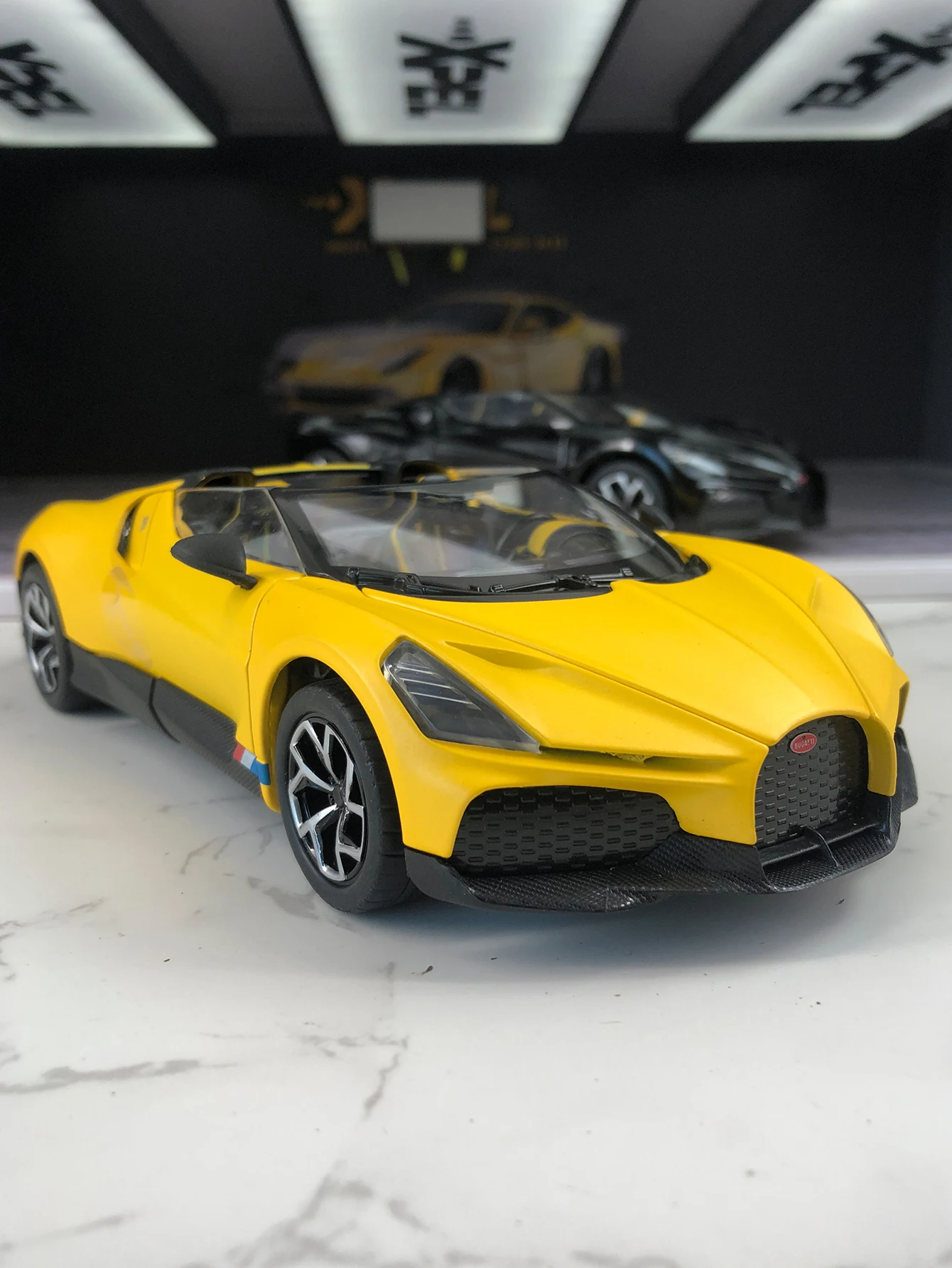 TSC 1:24 simulation zinc alloy Bugatti Mistral model car, static ornament, metal collectible gift car