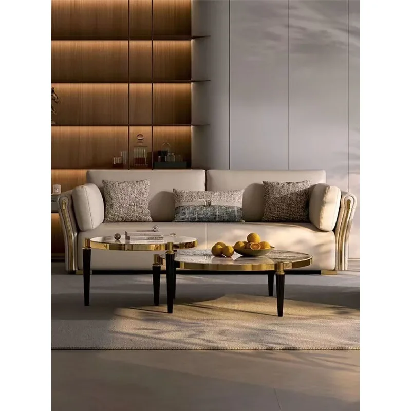 Sofá de cuero para varias personas.