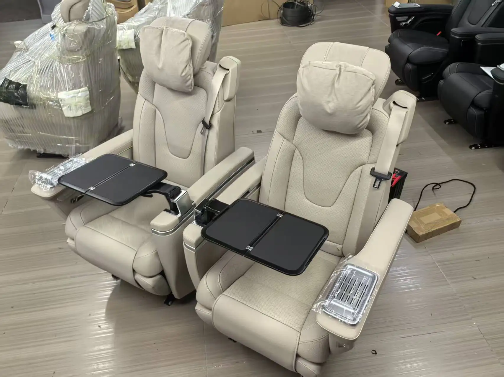Luxury Leather Seats with Hidden Table for Rear Seats 2016-2019