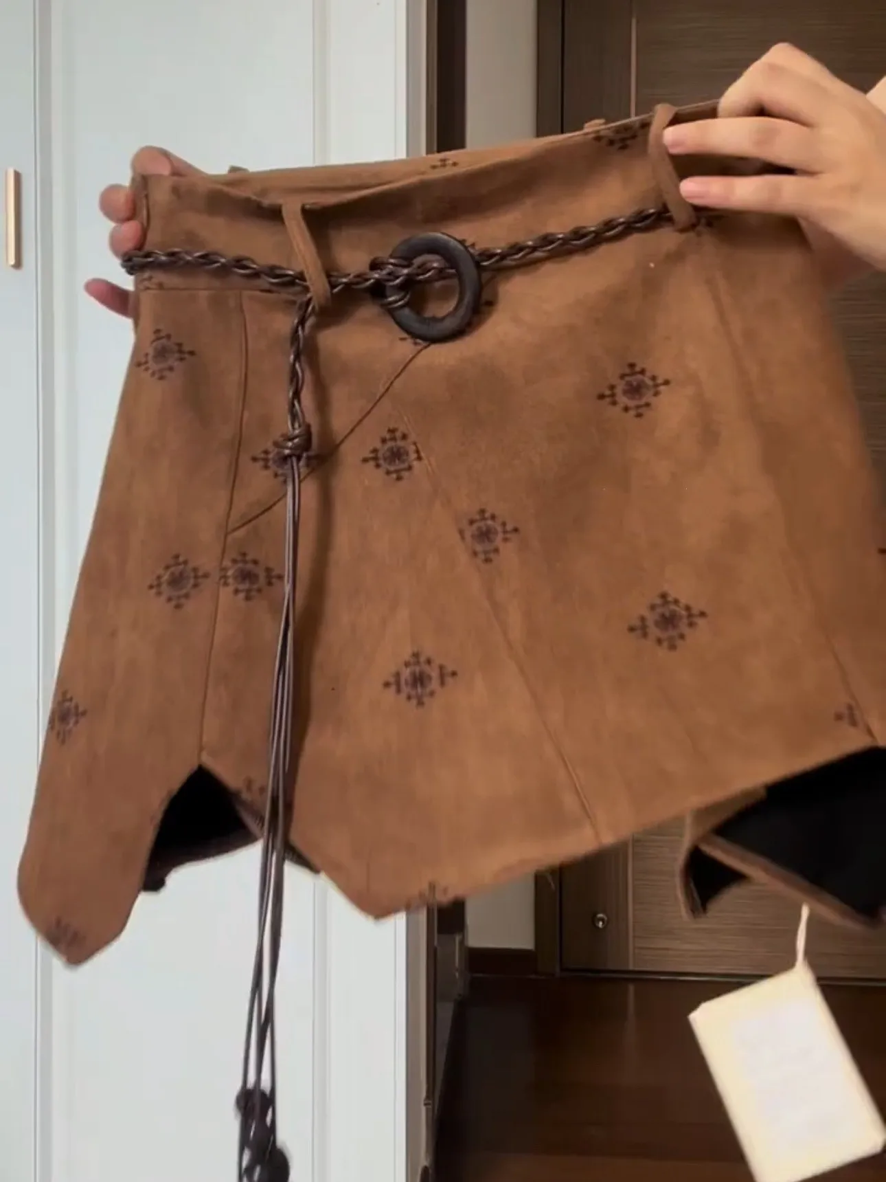 

Новая женская асимметричная замшевая юбка А-силуэта с высокой талией, цвет кофе, для весны и осени, в корейском стиле, для офиса