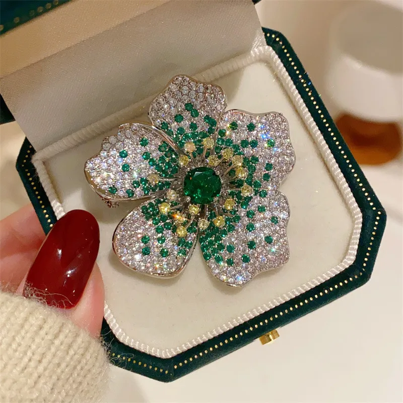 

CC Luxury Brooches Gradient Imitation Emerald Scarf Clasp French Style Sparkly Zirconia Temperament Corsage Fine Jewelry B123