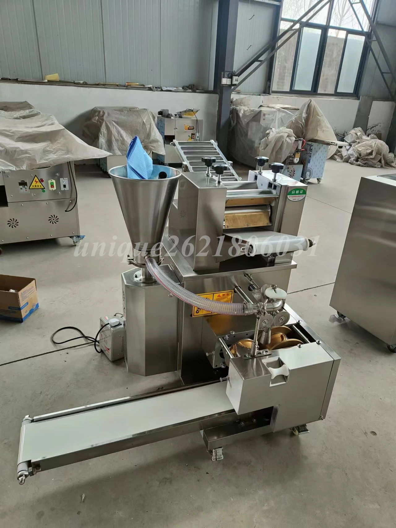 Restaurants Use Handmade Dumpling Machines to Operate Dumpling Machines of Various Shapes with Conveyor Belts Snack Maquina