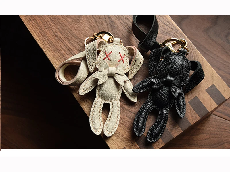 Handgefertigter Leder-Hasen-Taschenanhänger Osterhase Schlüsselanhänger mit Geschenkbox – Detail 2