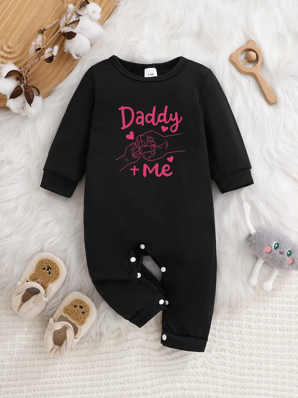 

A baby long-sleeved onesie with interesting letter prints. It features a buttoned design for easy putting on and taking off