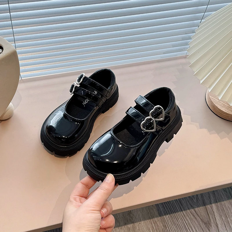 

Little Girls Glossy Leather Shoes with Heart Buckle 2026 New Summer Kids Dress Shoes Non-slip Simple Classic School Dance Shoes