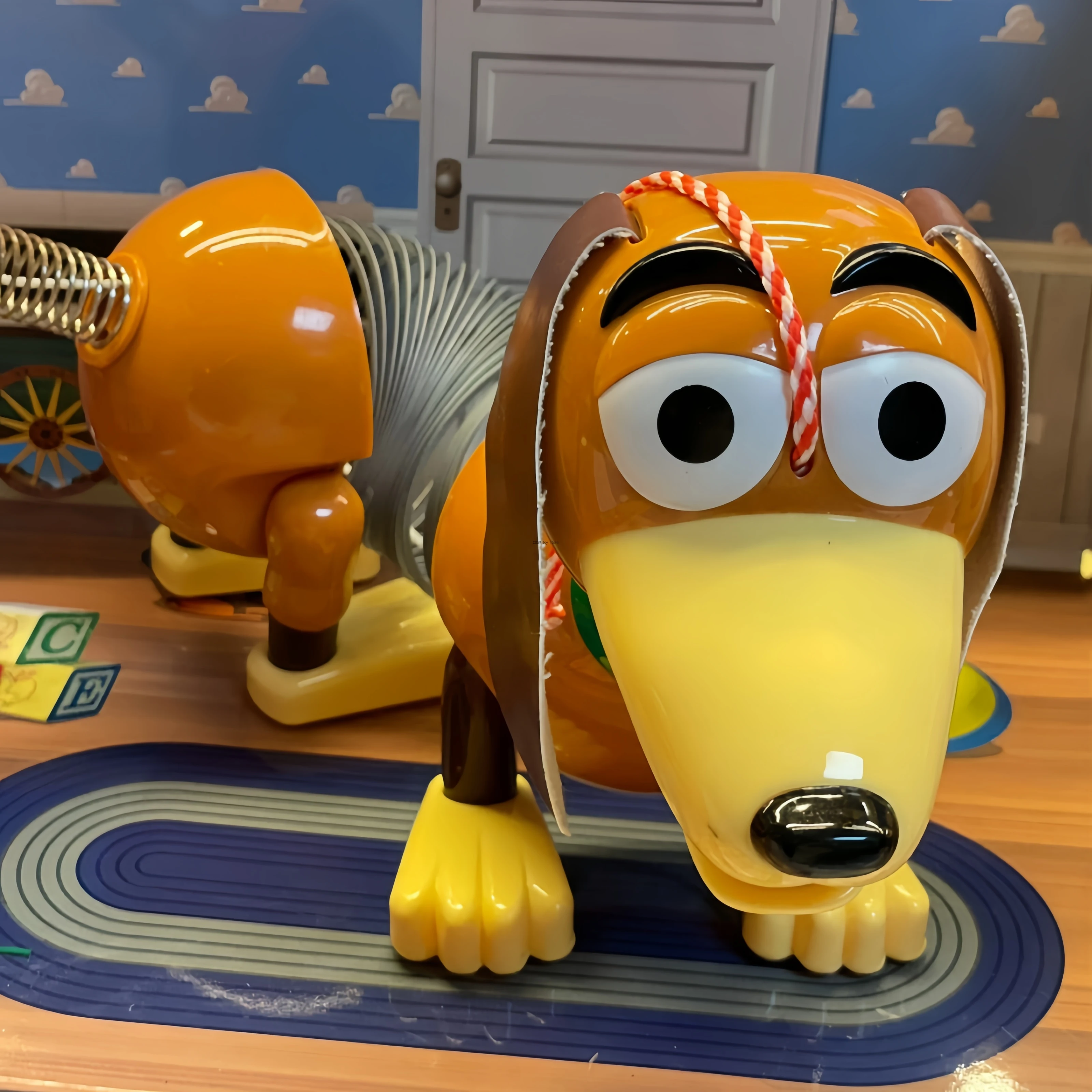 Vintage Items Collection - Игрушка-каталка Slinky Dog к 75-летию «Истории