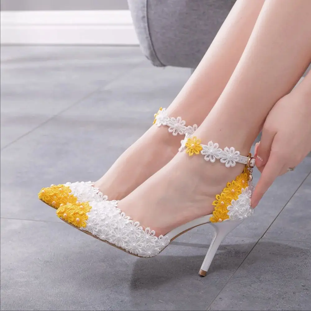 

Весенне-летние новые туфли с острыми полыми цветными блоками и жемчужным кружевом, банкетное платье, женские сандалии большого размера на тонком высоком каблуке