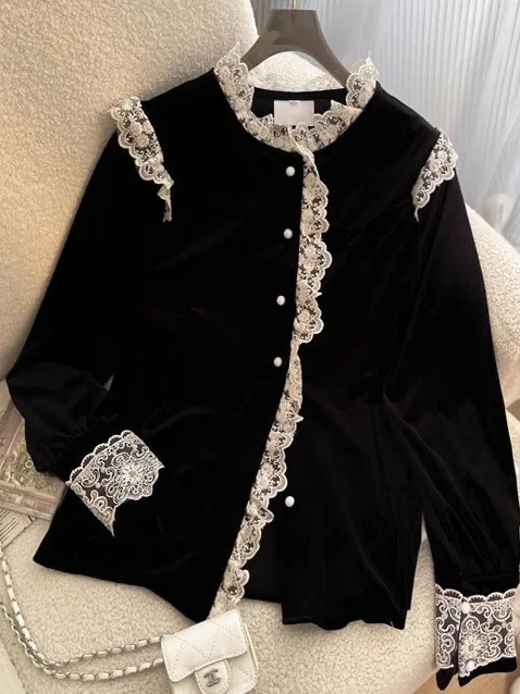 

Женская осенне-зимняя новинка: длинное бархатное платье с кружевными вставками в стиле французского шик, на пуговицах, с нежным дизайном.