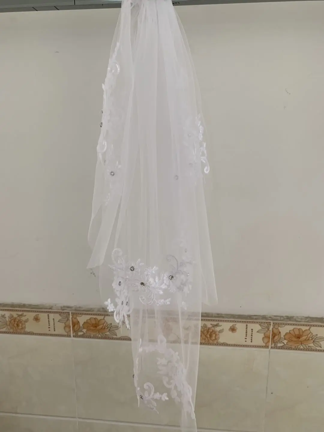 Em estoque borda do laço duas camadas curto véus de casamento alta qualidade véus de noiva com crystas contas acessórios de casamento