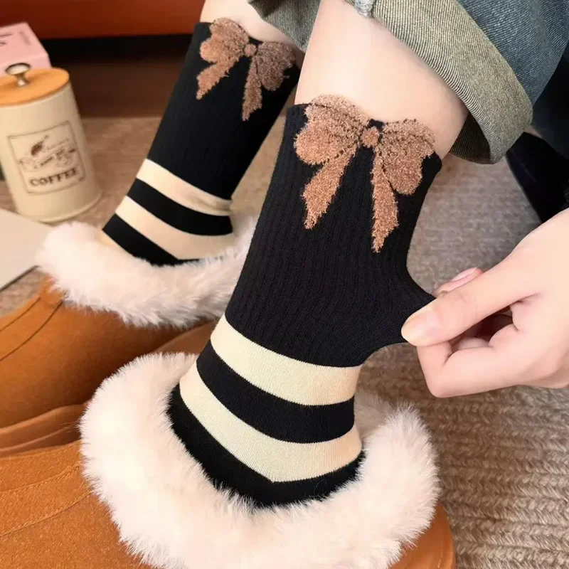 1 paar Modische Vielseitige Socken Frauen Lange Röhre Herbst Winter Dicke Einfarbig Nette Brief Gestreiften Oberbekleidung frauen Socken