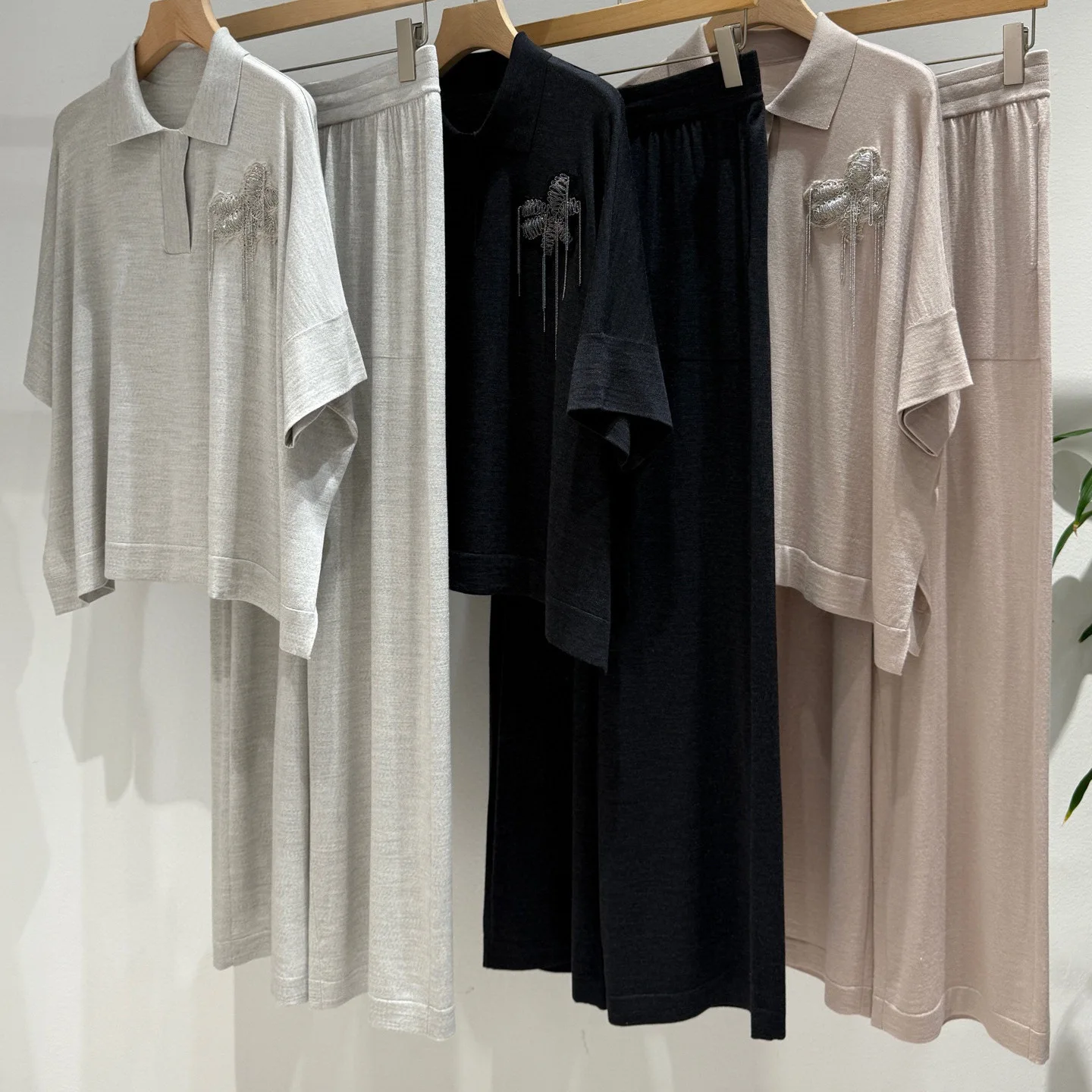 Women's 2025 Spring and Summer New Heavy Industry Beaded Chain Flower Top with Loosening Waist Wide Leg Pants suit