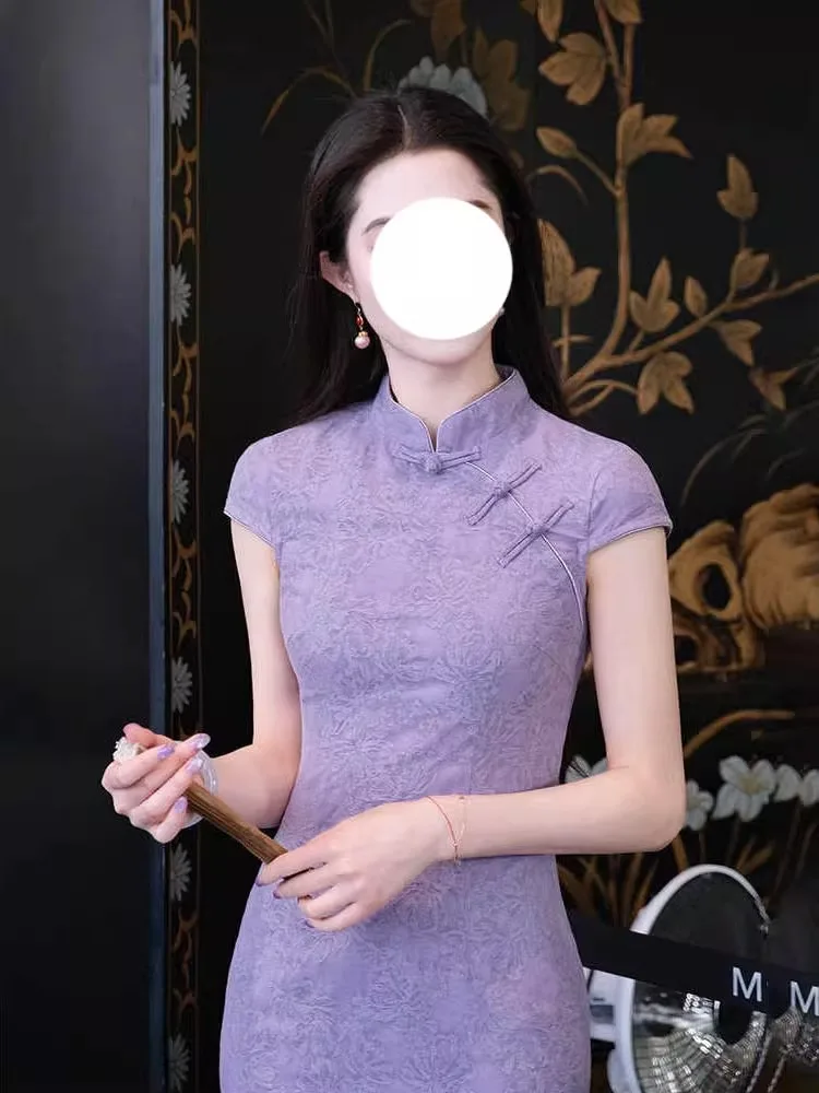 

Новое китайское фиолетовое платье-ципао с цветочной вышивкой, приталенное, винтажное, с коротким рукавом, длинное, для повседневной носки, лето 2025