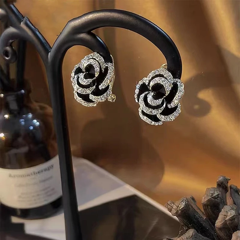 Sexy and Shiny Rhinestone Black Camellia Flower Earrings Luxury Accessories for 2024 Fashion Jewelry Women\'s and Girls\' Party