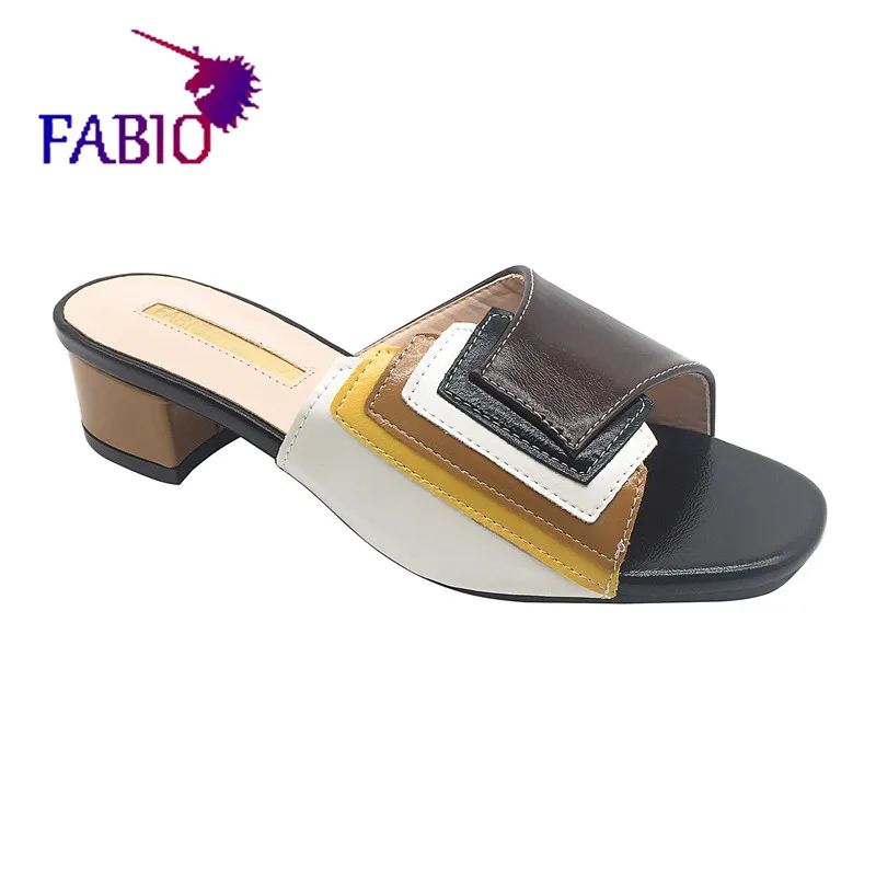 Pantofole da donna multicolori con giunture a strisce raffinate di nuova moda Pantofole da donna semplici stile casual Nigeria