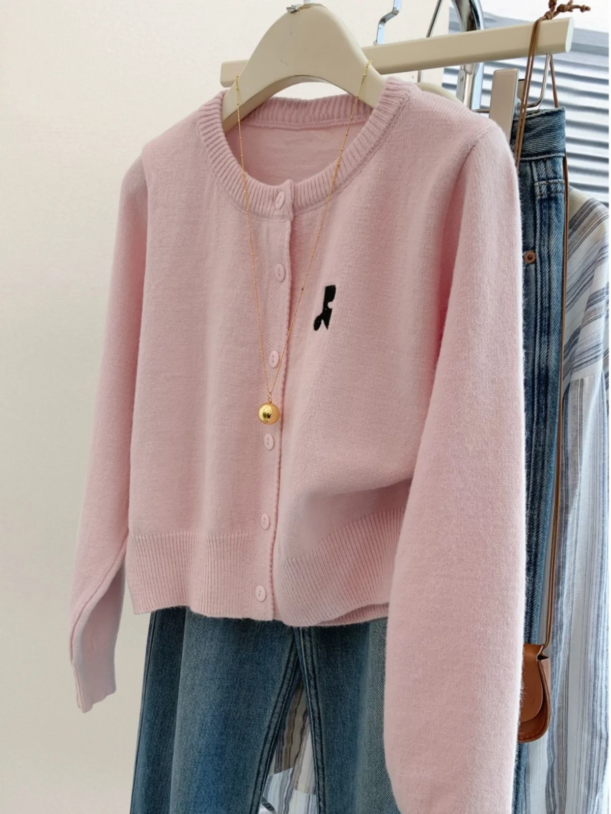 เสื้อสเวตเตอร์สไตล์เกาหลีสำหรับต้นฤดูใบไม้ร่วง  แบบปักตัวอักษร  สีพื้น  รัดเอว  แขนยาว  ถักแบบเปิด...