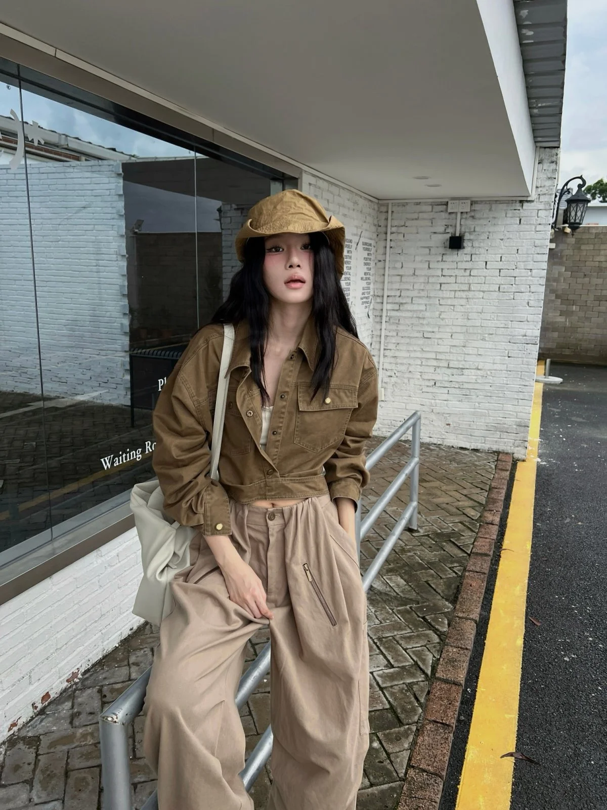 

Модная женская джинсовая куртка с эффектом потертости и поясом, повседневная, из хлопка, прямого кроя, для осени