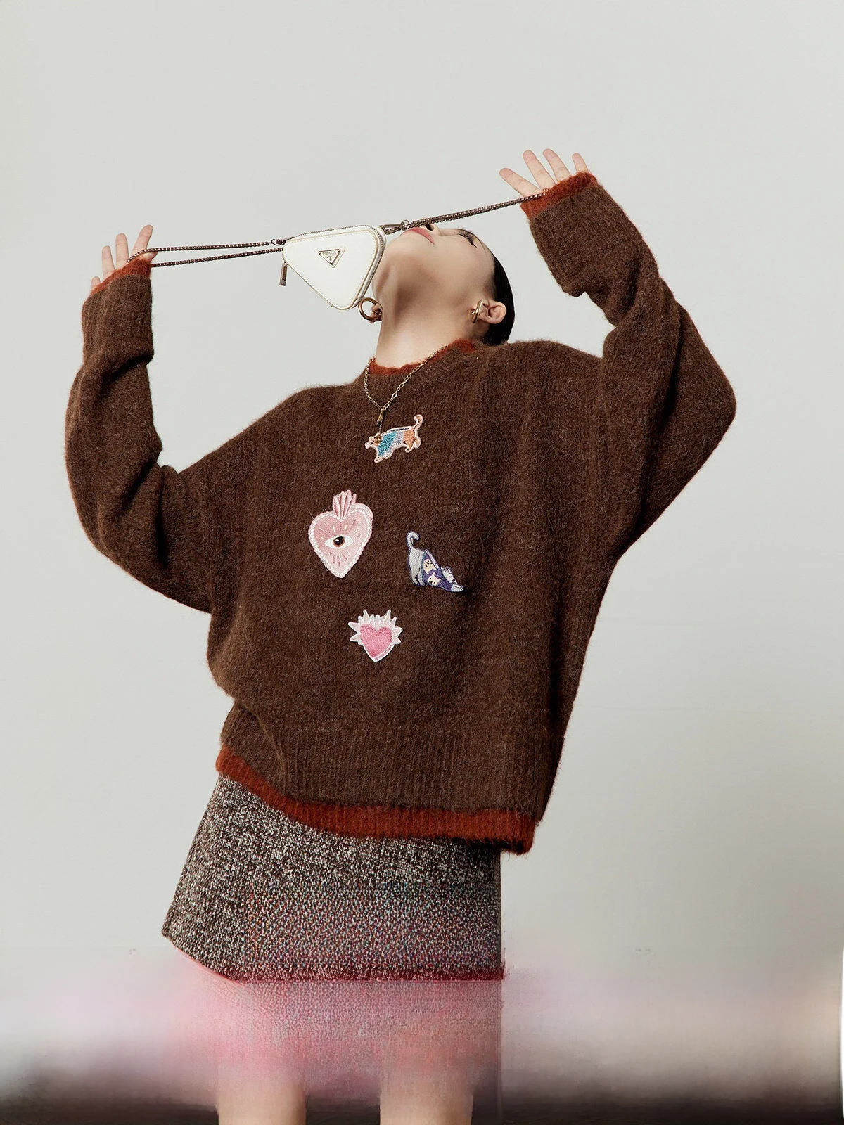 

Карамельный вязаный свободный женский свитер с принтом «Сердце-глаз», контрастный цвет, универсальный трикотаж, осень 2025, ретро, длинный рукав