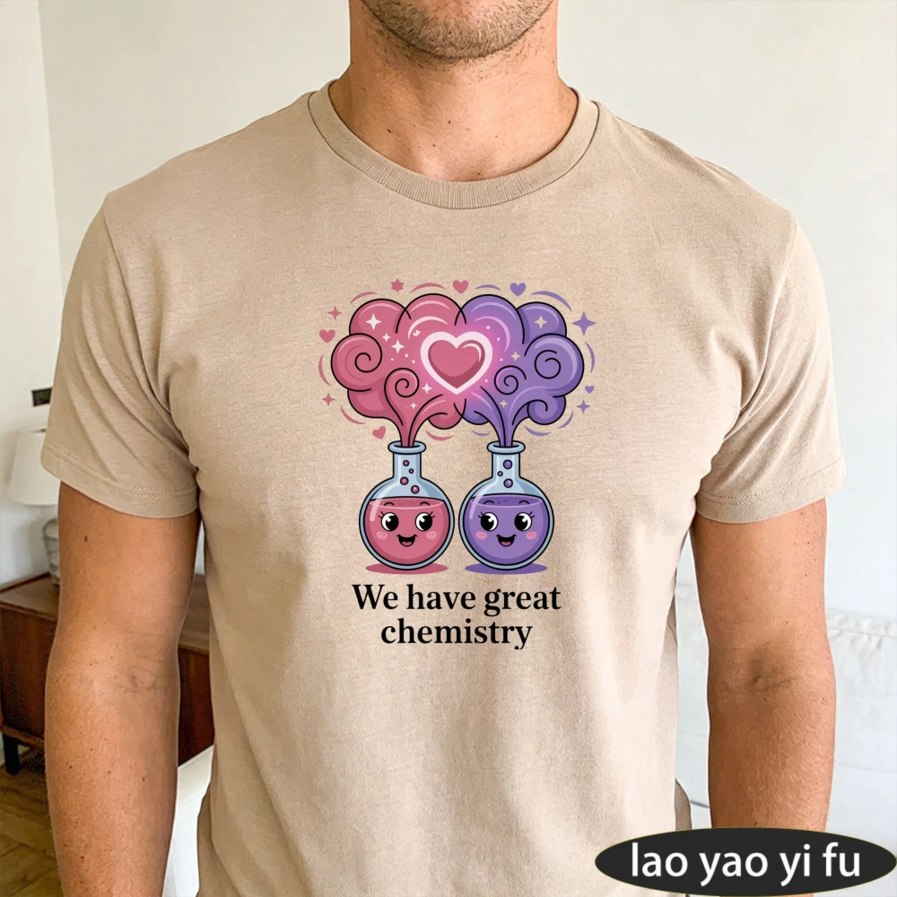 We Have Great Chemistry Herren-T-Shirt mit niedlichem Cartoon-Laborkolben, Herz, Dampf, Wissenschaft, Wortspiel, Grafik, trendige Alltags-Kurzarmbluse für Herren