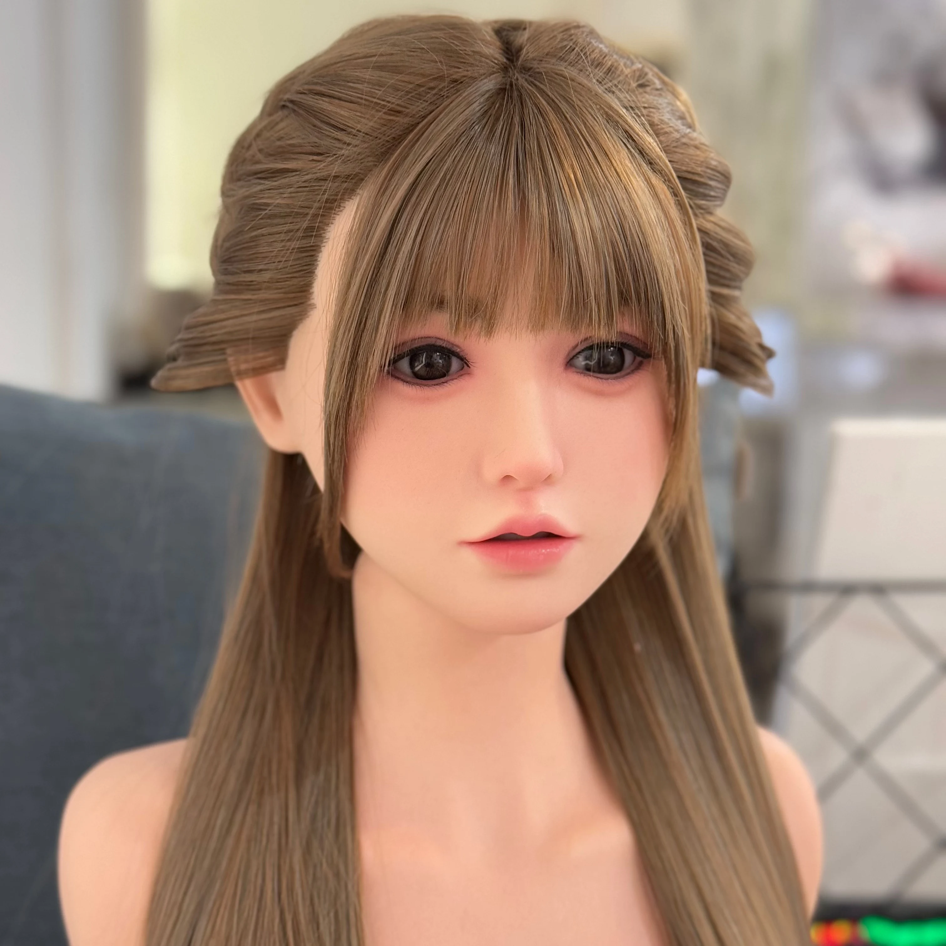 يمكن تسريحة الشعر السيليكون الجديدة فتح فمها، مما يزيد من سحرًا لطيفًا وأنيقًا. مع مظهر مكياج رقيق، إنه لطيف جدًا