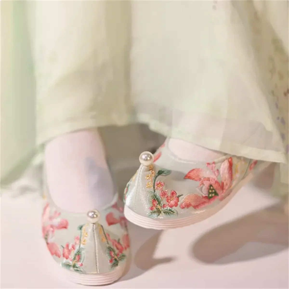 Ancient style embroidered shoes with raised toe and arched shoes with a flat bottom and increased height of 4cm inside