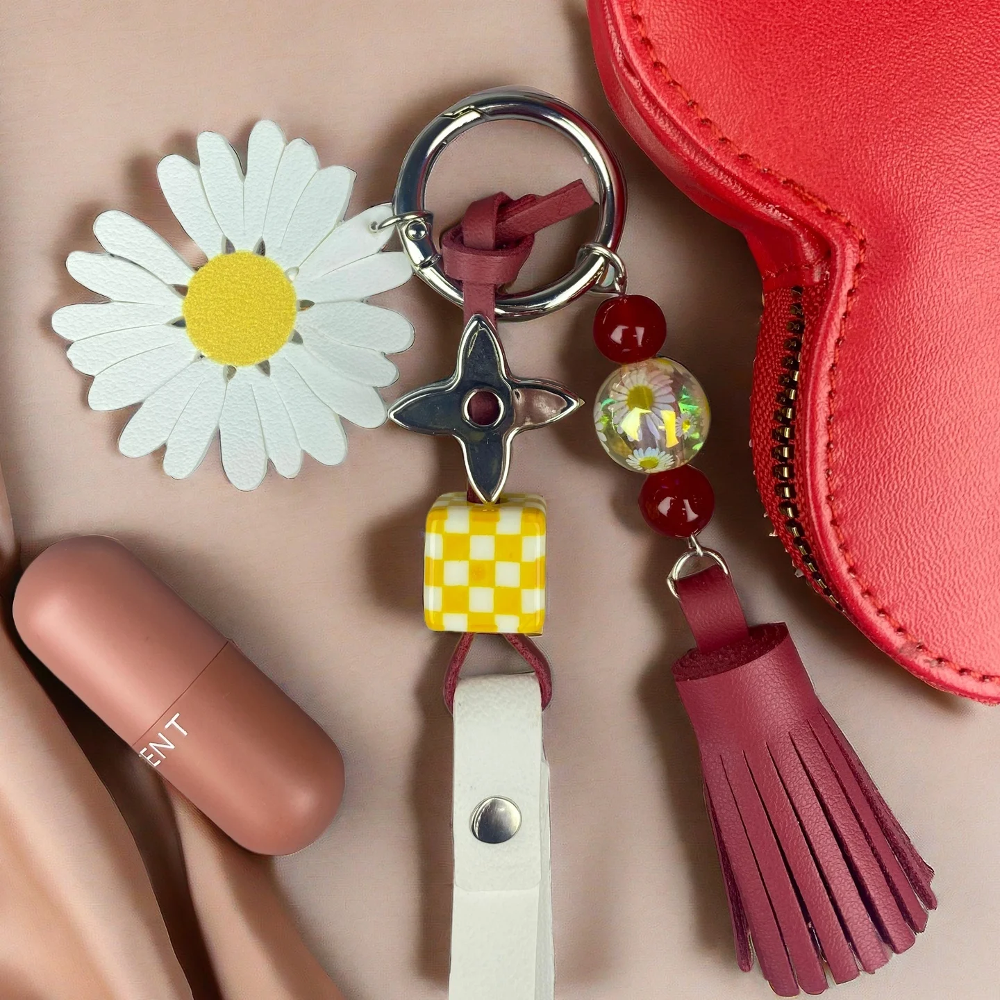 سلسلة مفاتيح ديزي جلدية مع سحر البرسيم الفضي وشرابة، إكسسوار حقيبة زهور أنيقة للمفاتيح والمحفظة والهدايا من جلد البولي يوريثان