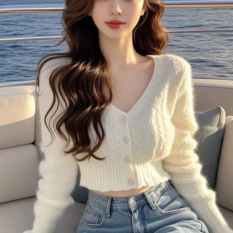 

Gentle commuting beige V-neck single breasted sweater knitted cardigan women's design sense niche fashion short top