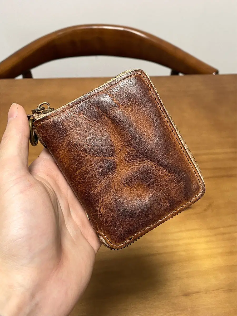 

Винтажная короткая монетница на молнии из натуральной кожи растительного дубления первого слоя.