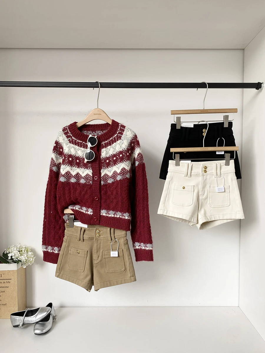 

Зимние джинсовые шорты с высокой талией и широкими штанинами для женщин, однотонные, шикарные, простые, модные, джинсовые шорты с высокой талией, утягивающие, А-силуэт, коллекция Зима 2025