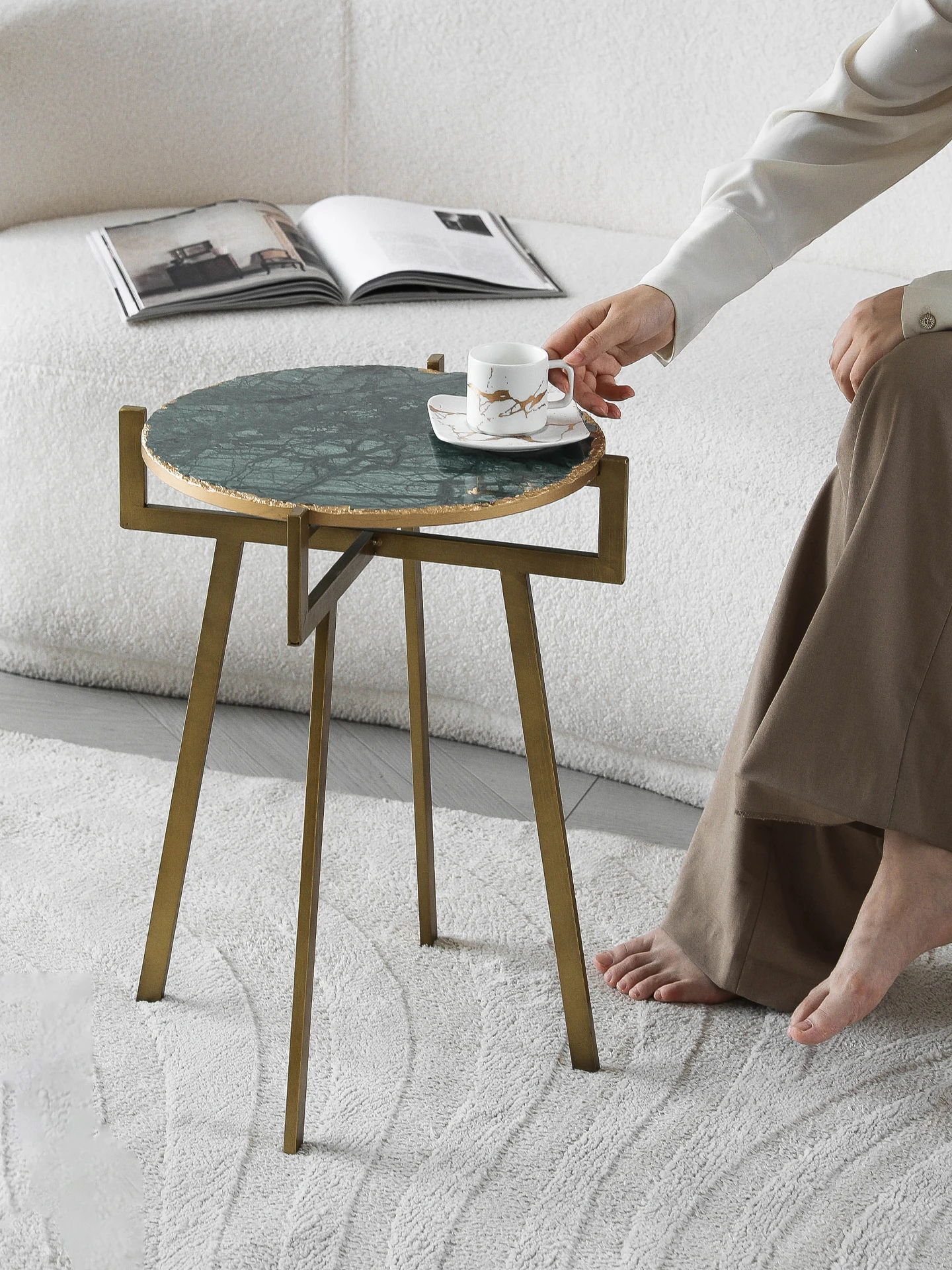 

‌ Мраморный журнальный столик современного искусства, роскошный торцевой столик с металлической отделкой, креативный приставной столик для гостиной, элегантные диваны, угловой акцент