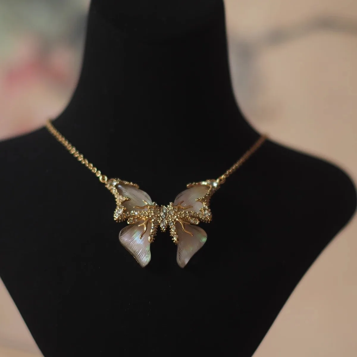 

Imitation Colorful White Fritillaria Butterfly Shaped Inlaid Zircon Pendant Necklace Beautiful Charming French Luxury Jewelry