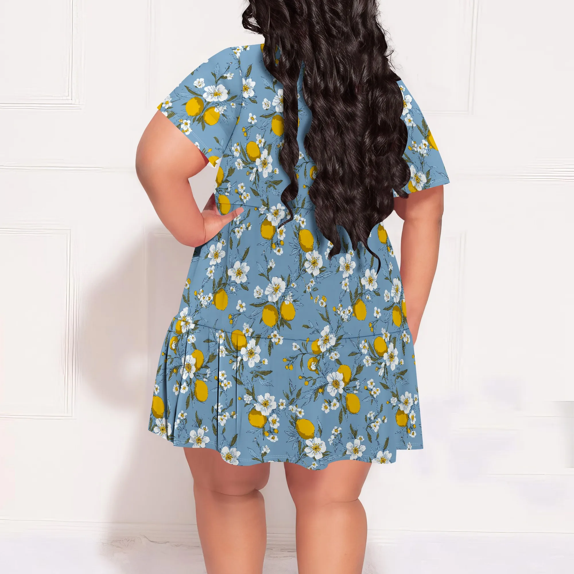 فستان نسائي قصير بمقاس كبير ورقبة على شكل V وأكمام قصيرة وحاشية مكشكشة على شكل حرف A