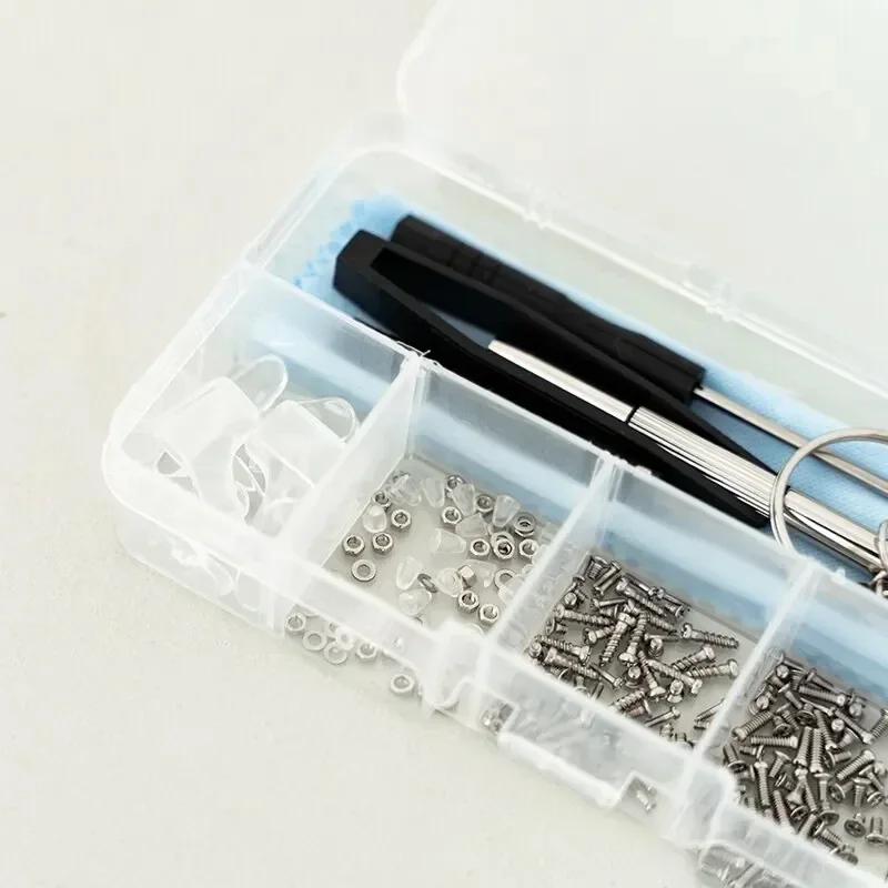 Reparaturset für Brillen und Sonnenbrillen: Schraubendreher, Schrauben, Muttern, Nasenpads und Optische Teile im Sortiment – Detail 10