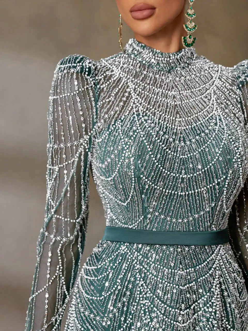 فستان سهرة أنيق بأكمام طويلة ورقبة عالية وخرز لؤلؤي شرابة على شكل حرف a فساتين رسمية لحفلات الزفاف حسب الطلب