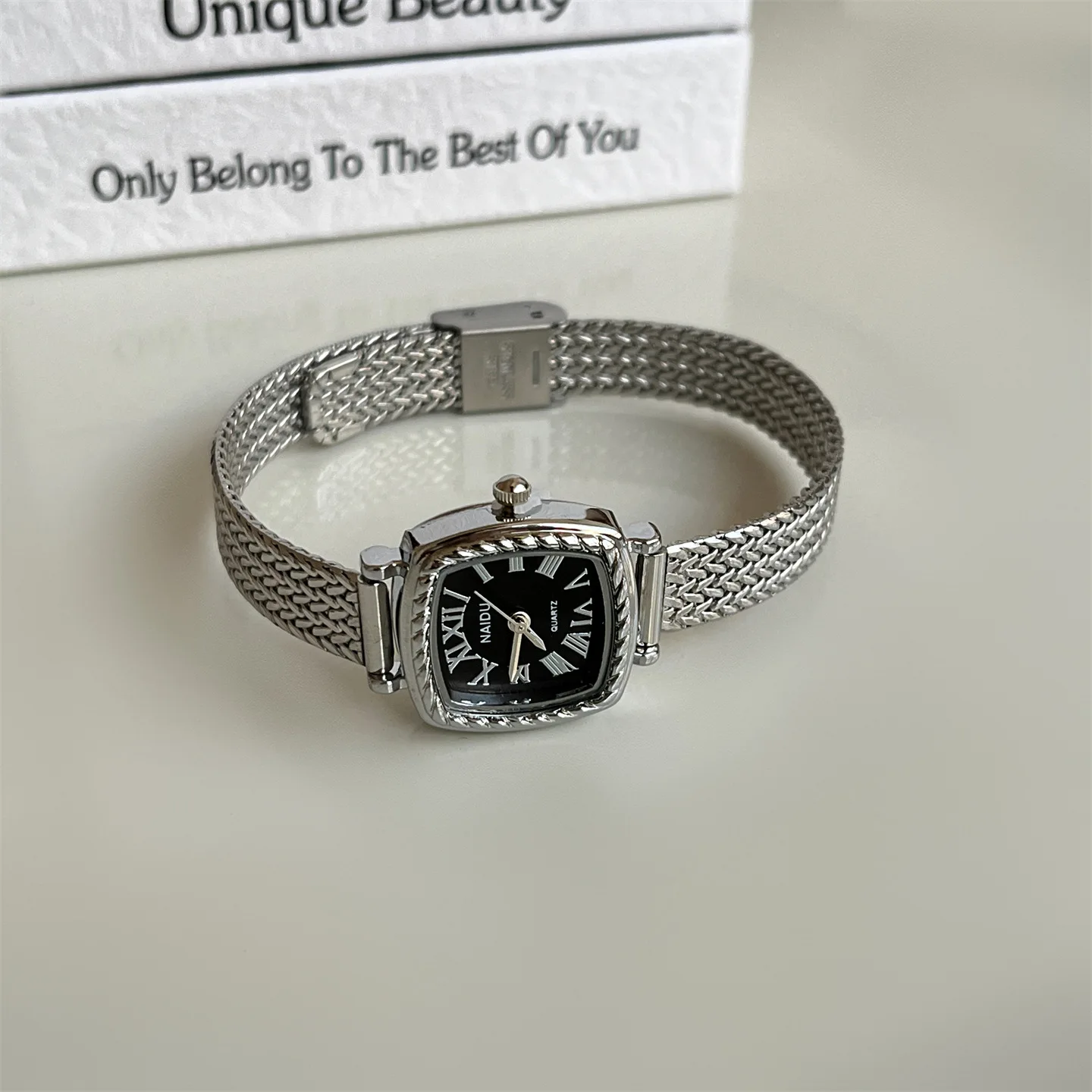 นาฬิกาข้อมือผู้หญิงแบรนด์คุณภาพสูง ดีไซน์เรียบง่าย หน้าปัดสี่เหลี่ยมเล็ก สายสแตนเลส ระบบควอตซ์ สีทอง