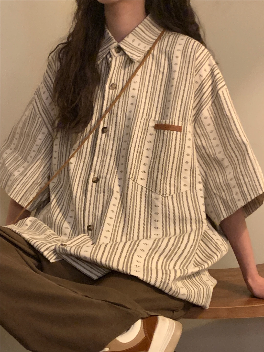 

Летний новый ретро-дизайн ort Sve Полосатый повседневный свободный мужской утюг Молодежный тренд с воротником-дупой с принтом Без железного моющегося